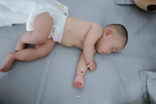白山怀孕多久会显肚子